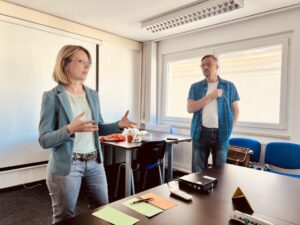 Deeskalationstraining für Verkehrsunternehmen, Annegret Thalwitzer und Sandro Andersky im Schulungsraum